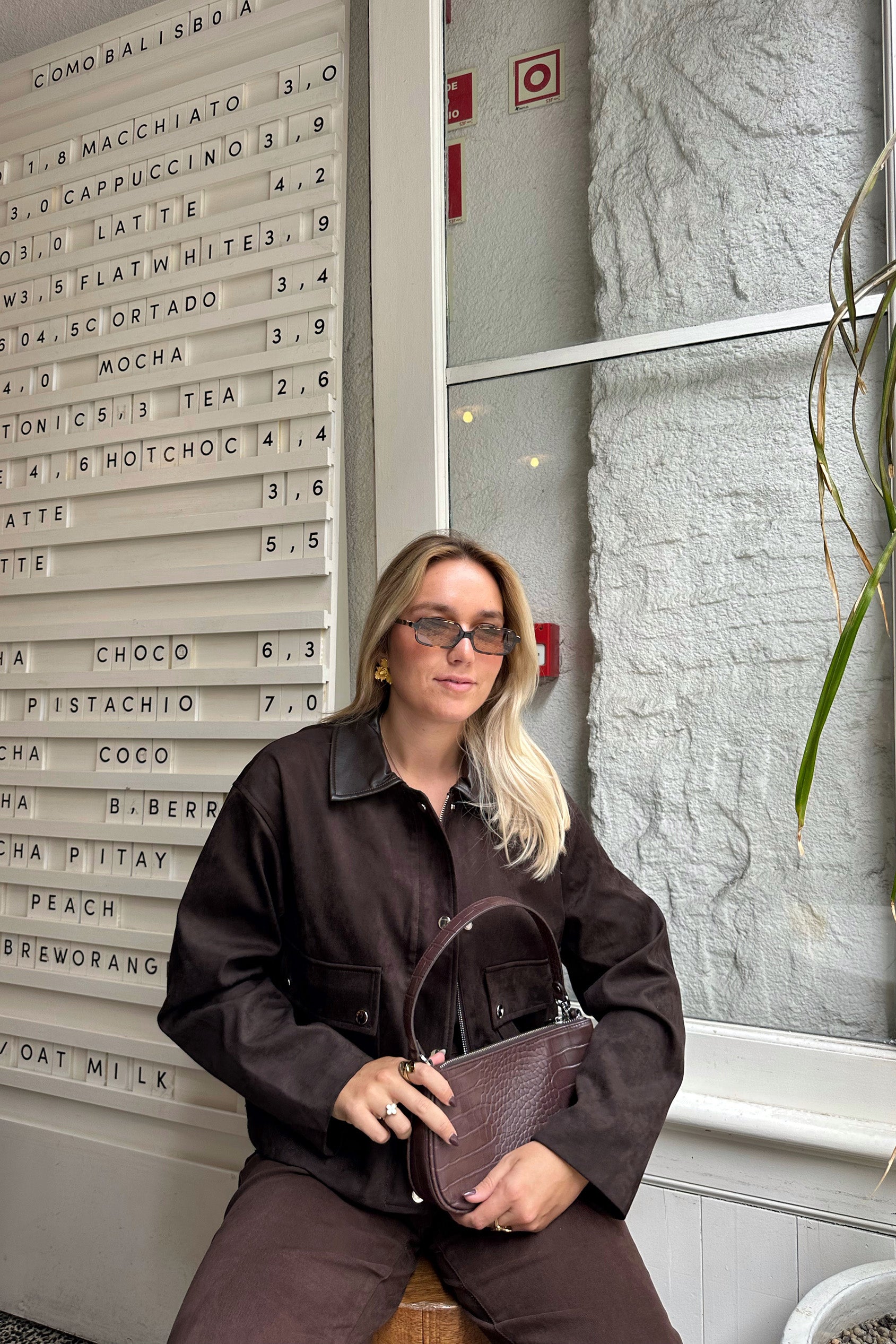 CASACO CURTO EFEITO CAMURÇA CASTANHO CHOCOLATE