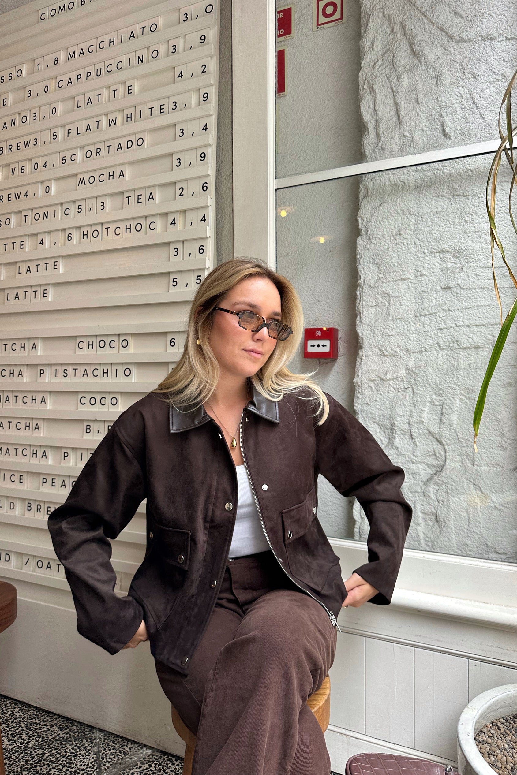 CASACO CURTO EFEITO CAMURÇA CASTANHO CHOCOLATE