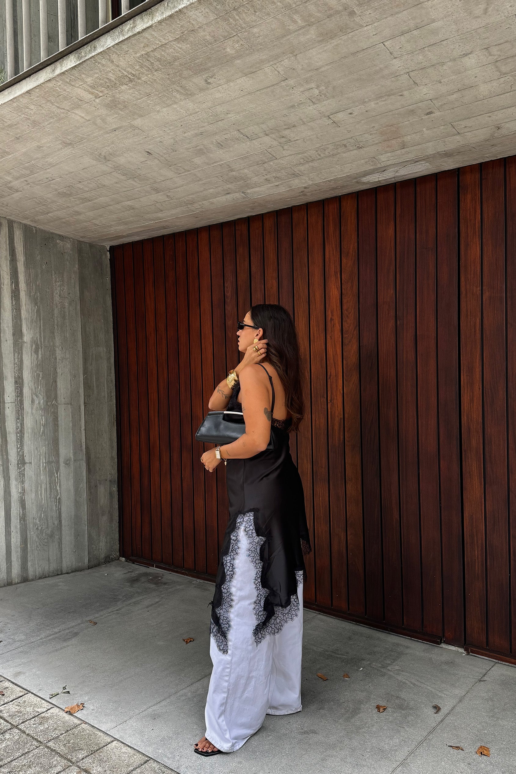 VESTIDO ASSIMÉTRICO COM RENDA
