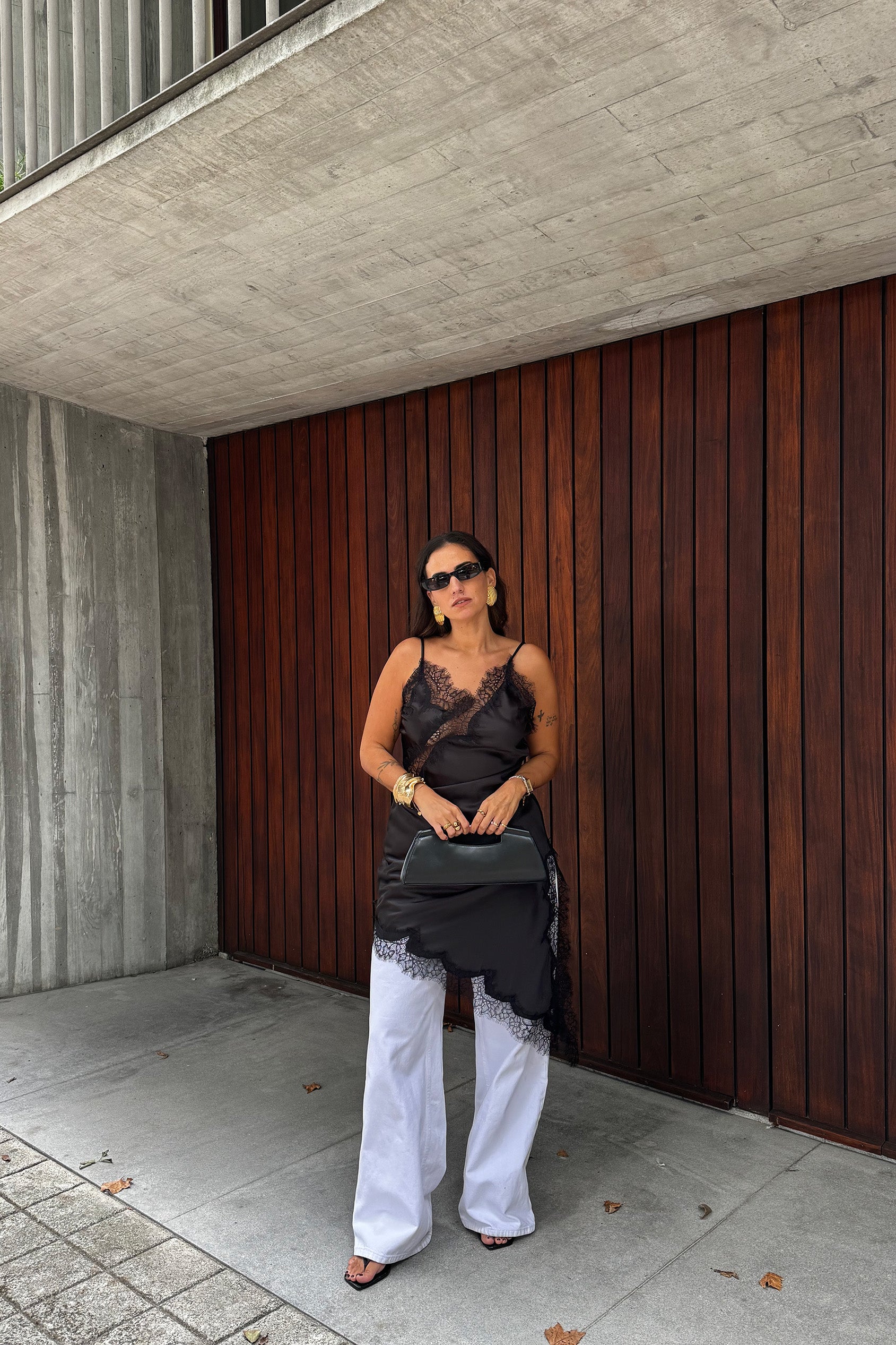 VESTIDO ASSIMÉTRICO COM RENDA