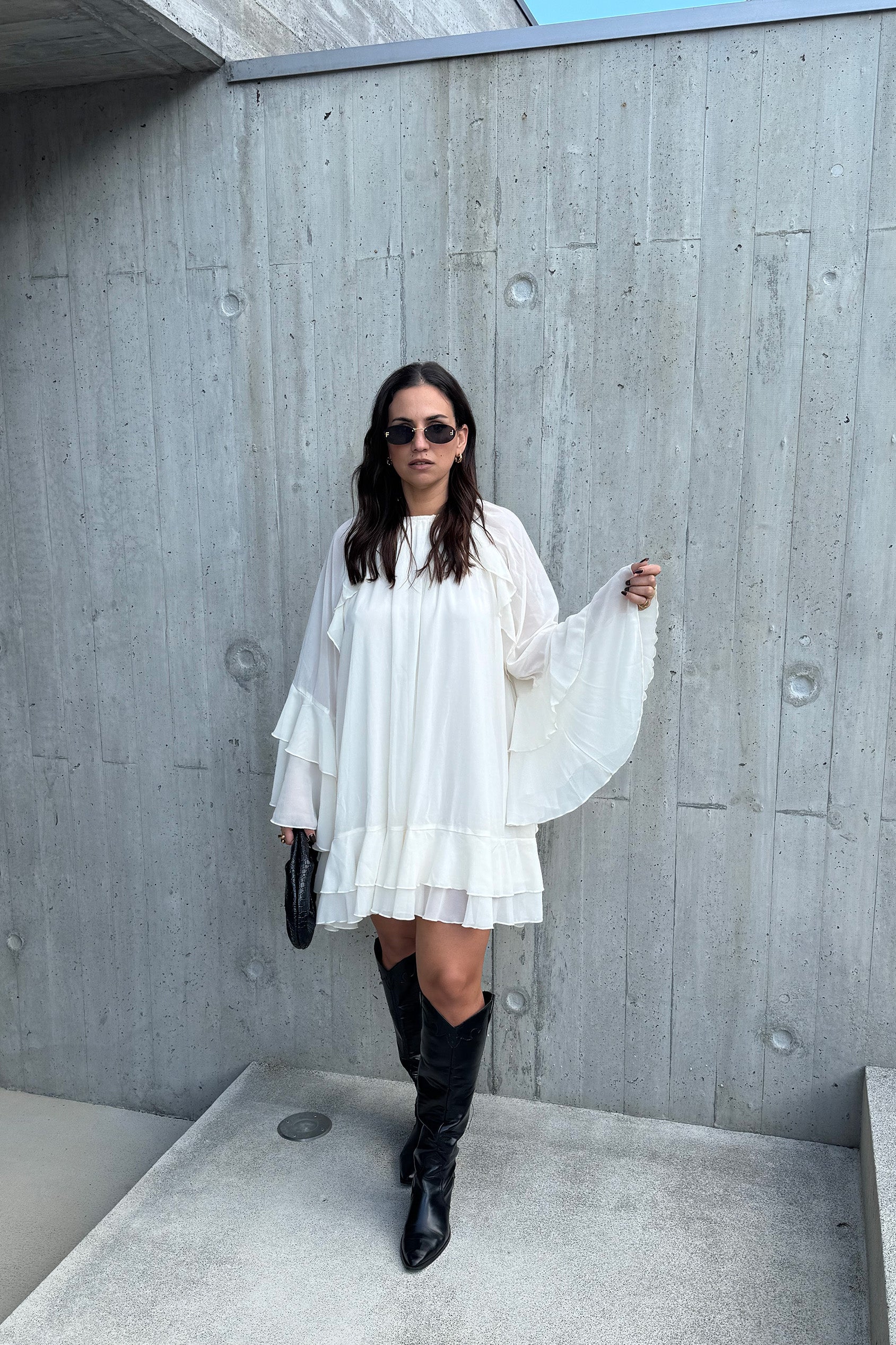 VESTIDO CURTO COM FOLHOS CRU