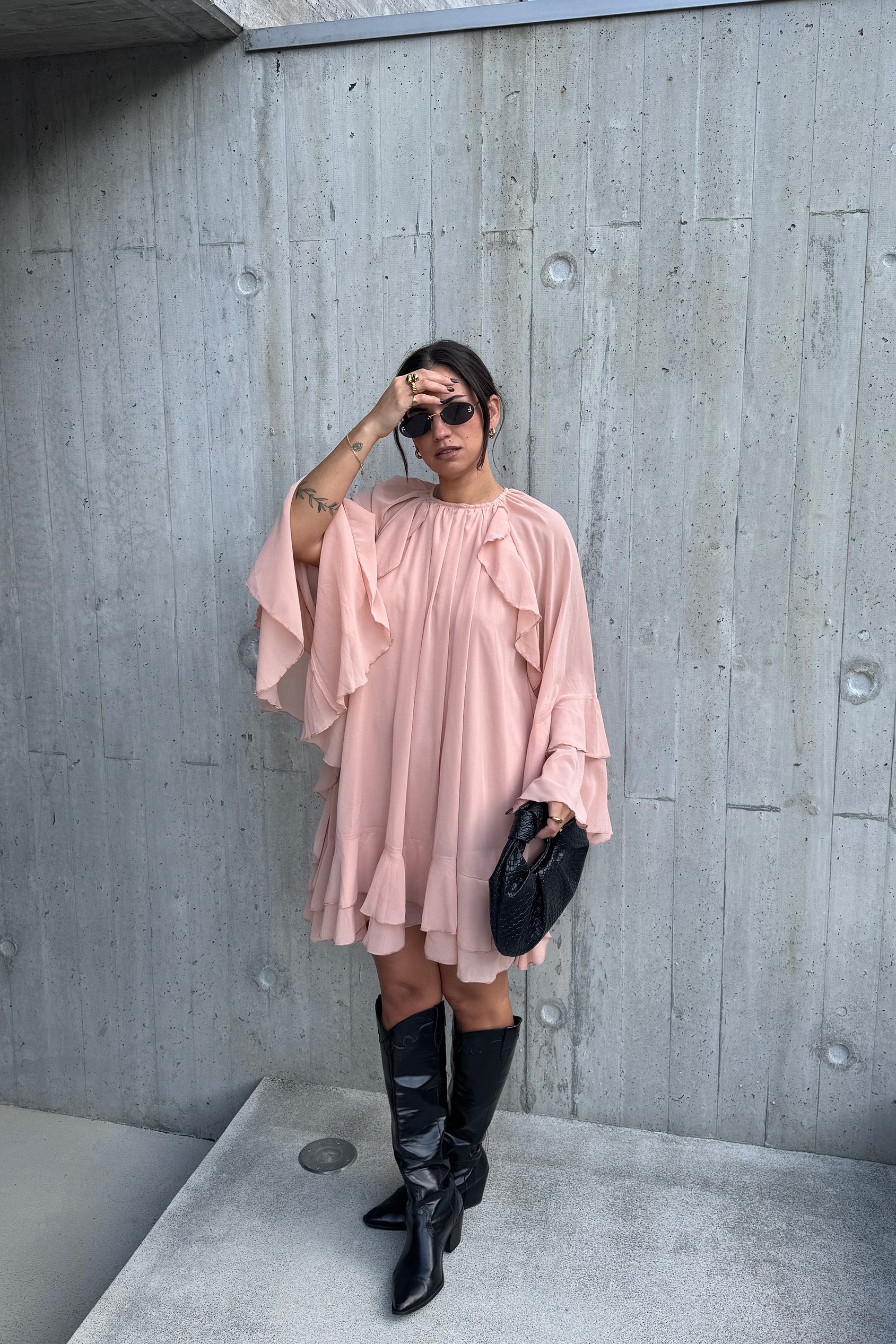 VESTIDO CURTO COM FOLHOS ROSA PASTEL
