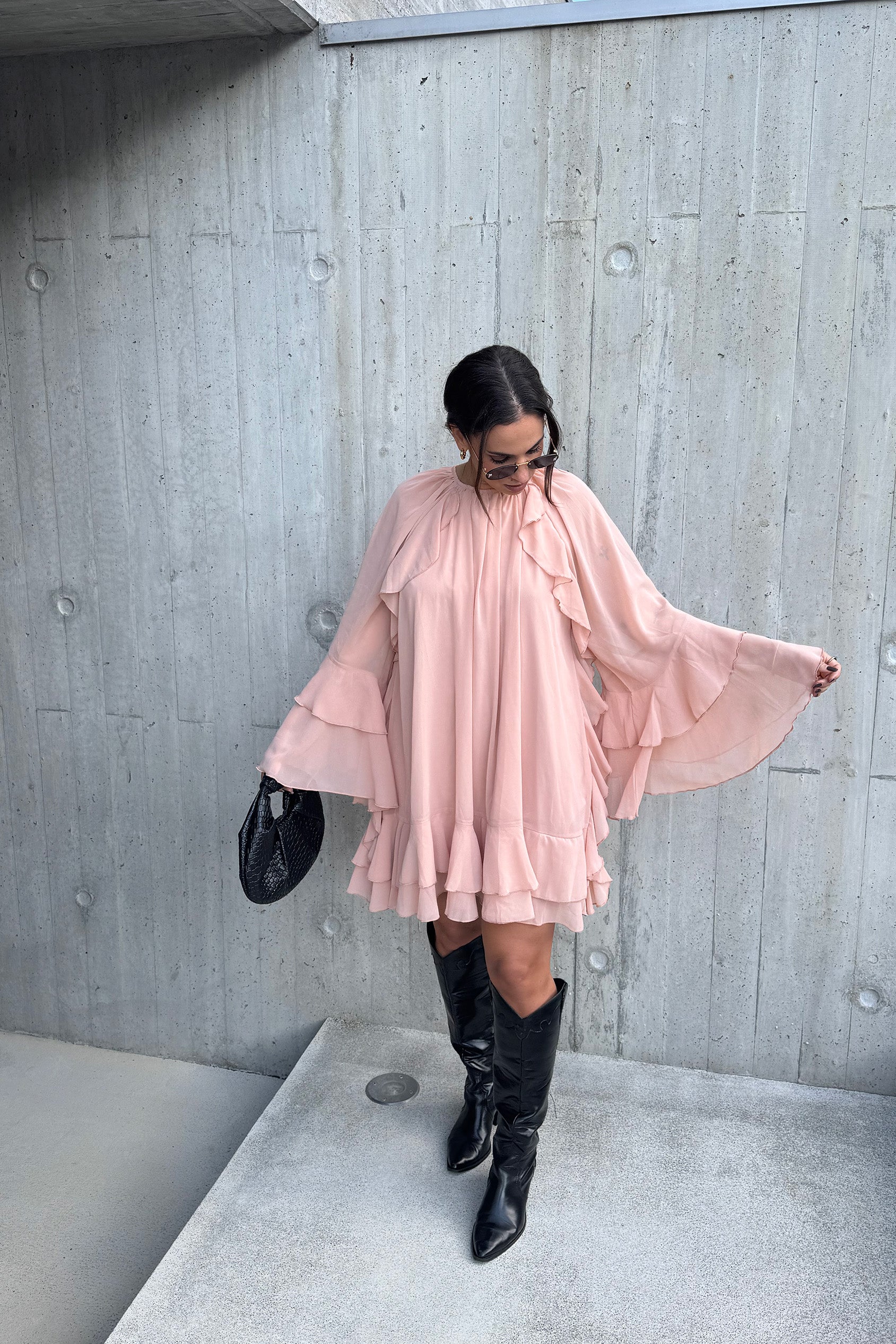 VESTIDO CURTO COM FOLHOS ROSA PASTEL