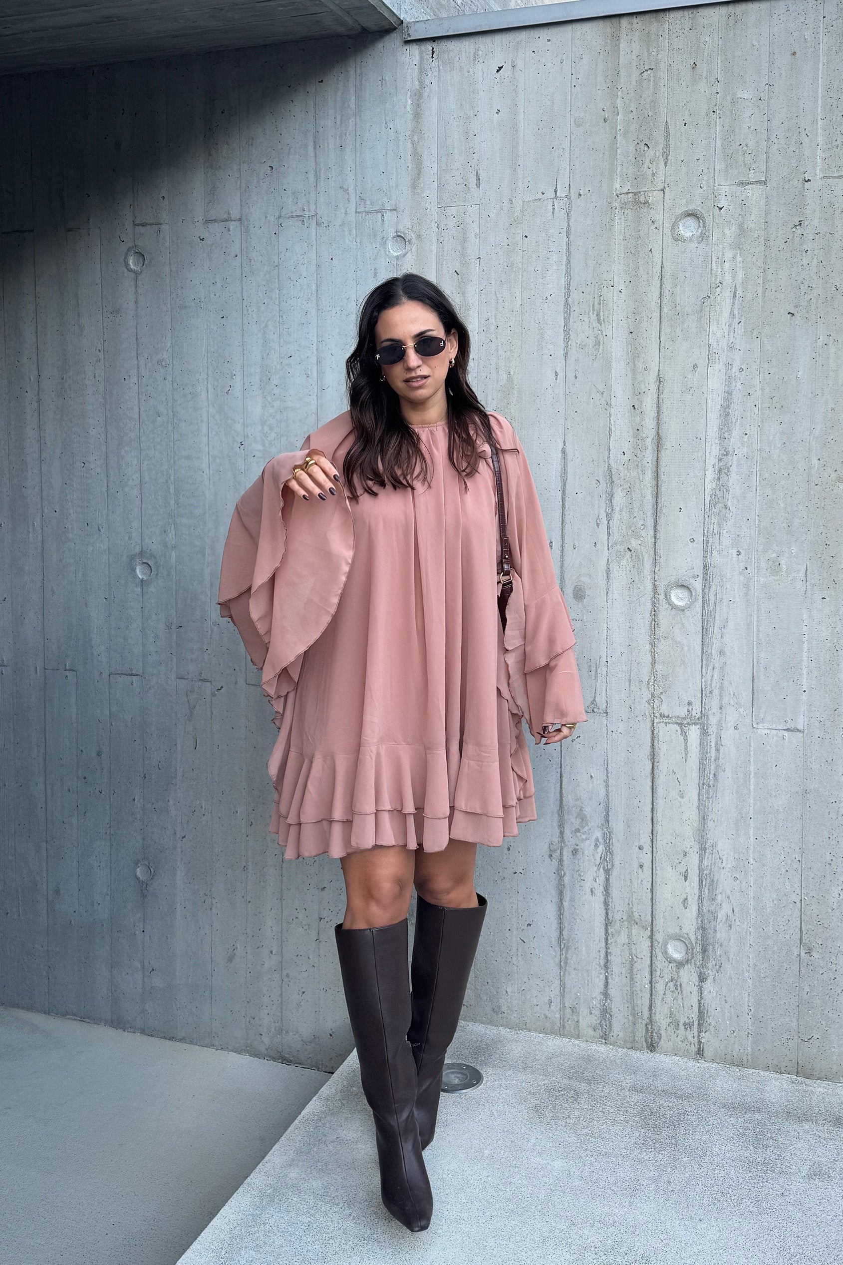 VESTIDO CURTO COM FOLHOS TAUPE