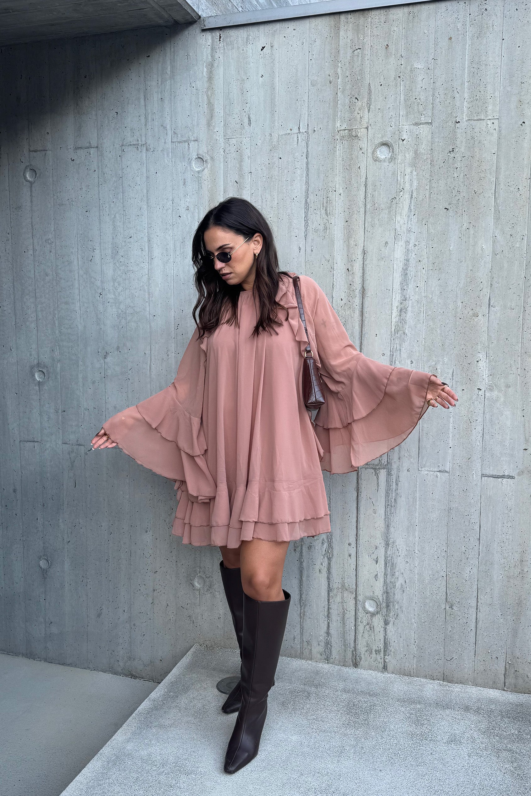 VESTIDO CURTO COM FOLHOS TAUPE
