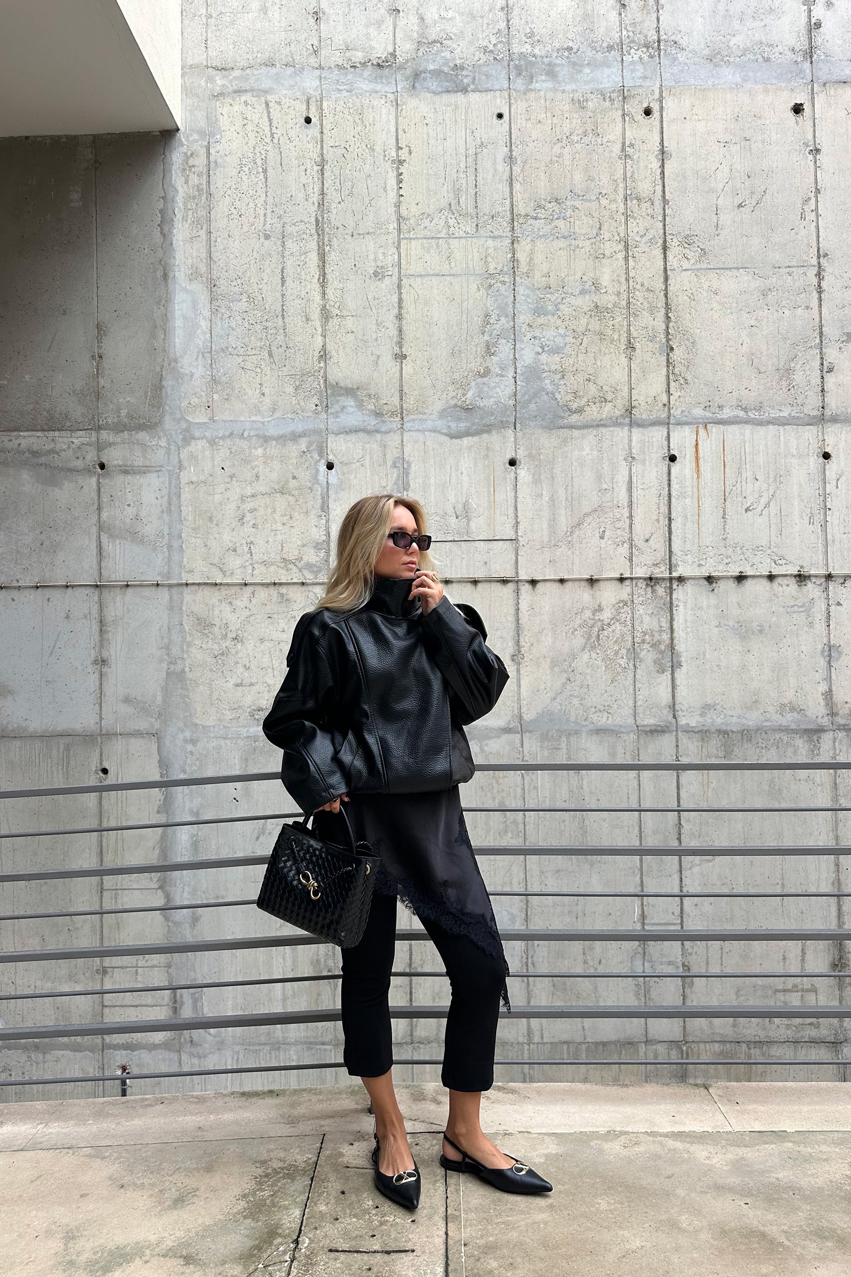 BLUSÃO OVERSIZED EFEITO PELE PRETO