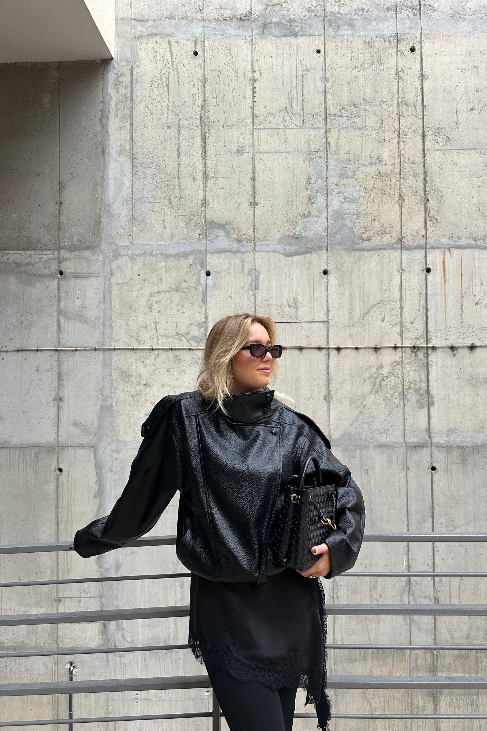 BLUSÃO OVERSIZED EFEITO PELE PRETO